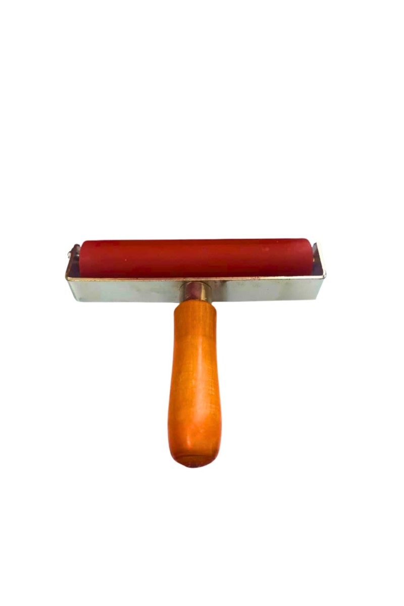 Rubber Brayer Roller with Wooden Handle – 8-Inch Ink Roller for Printmaking, Stamping, Crafting, and Scrapbooking – Durable Steel Frame & Smooth Rolling for Even Ink Application.