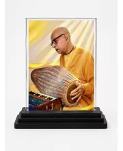 A.C. Bhaktivedanta Swami Prabhupada Acrylic Car Dashboard Showpiece | Double-Sided A.C. Bhaktivedanta Swami Prabhupada Photo Stand | 3 X 4 Inch Photo | Transparent Acrylic Frame With Black Base | Car Dashboard, Office & Table Decor (F70804)